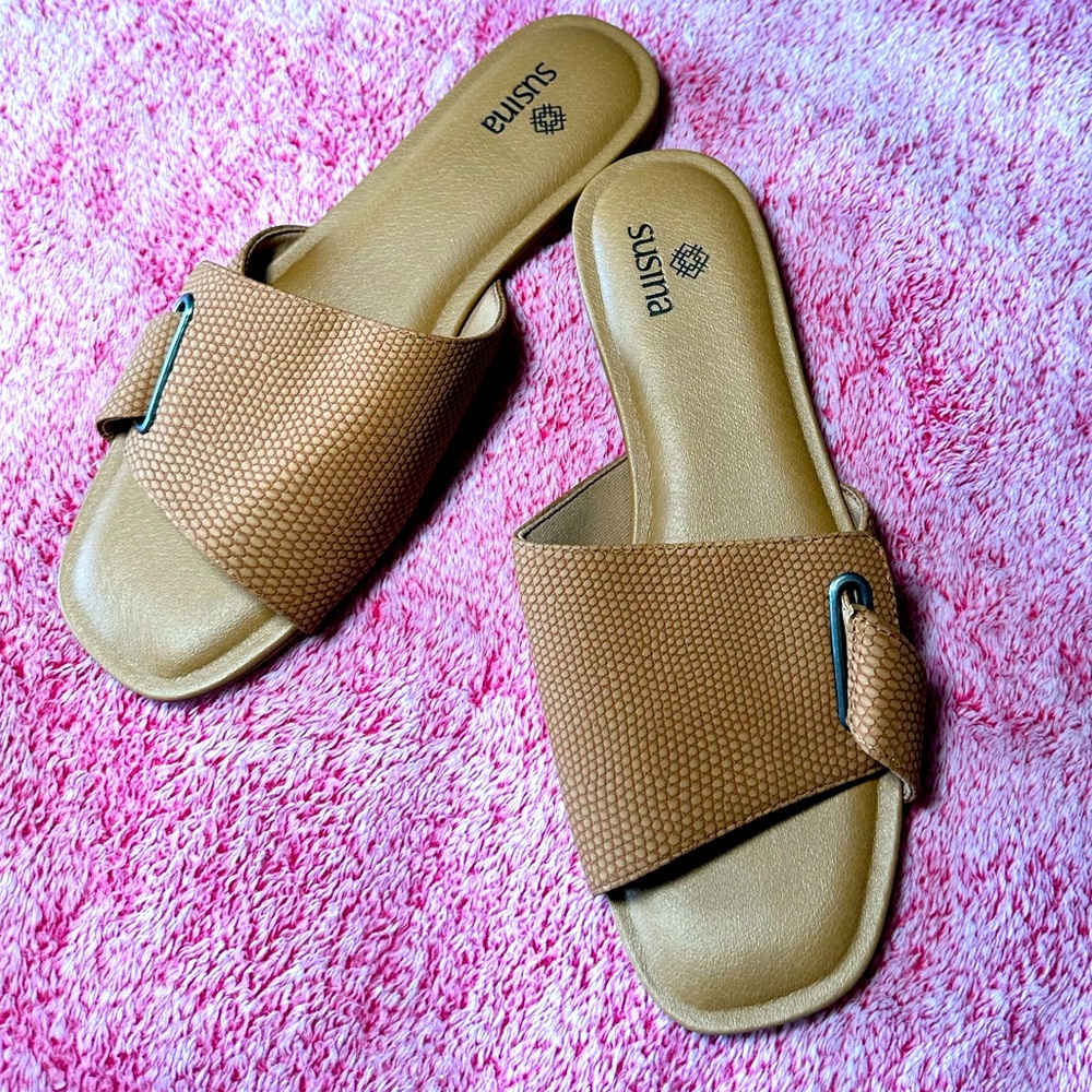 Susina Claudia slides NWOT 5.5